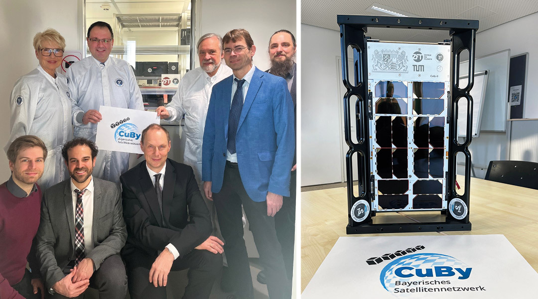 Gruppenbild mit allen Beteiligten sowie dem Engineering Model des Satelliten